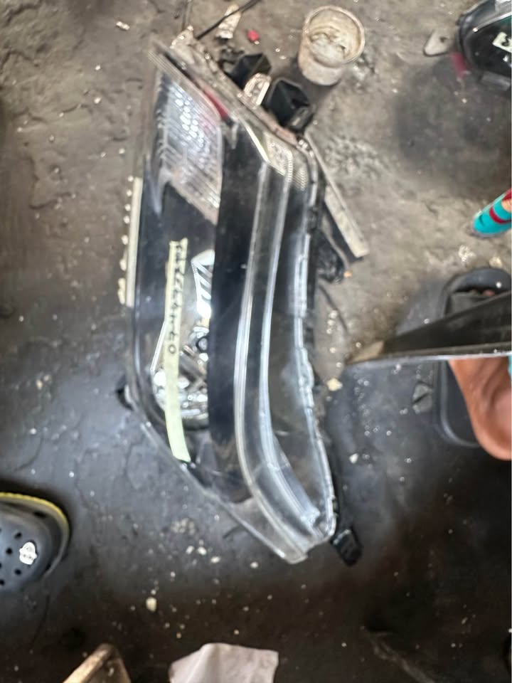 Nissan Navara left side normal headlight - Private Seller Nissan Navara left side normal headlight - Private Seller