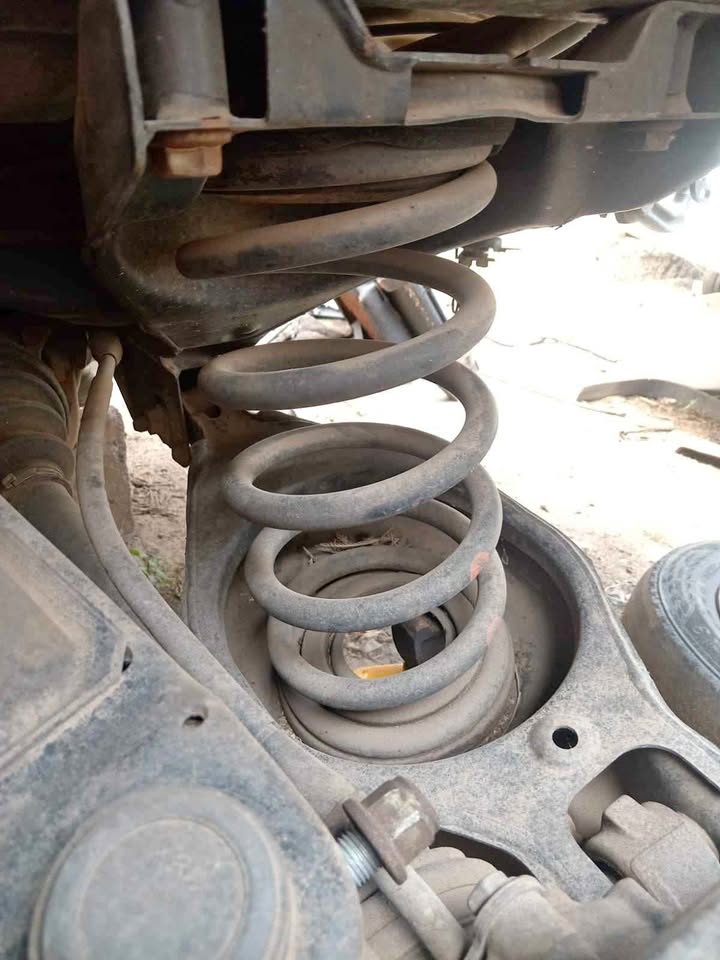 Nissan Pathfinder 2005 4.0 left rear spring