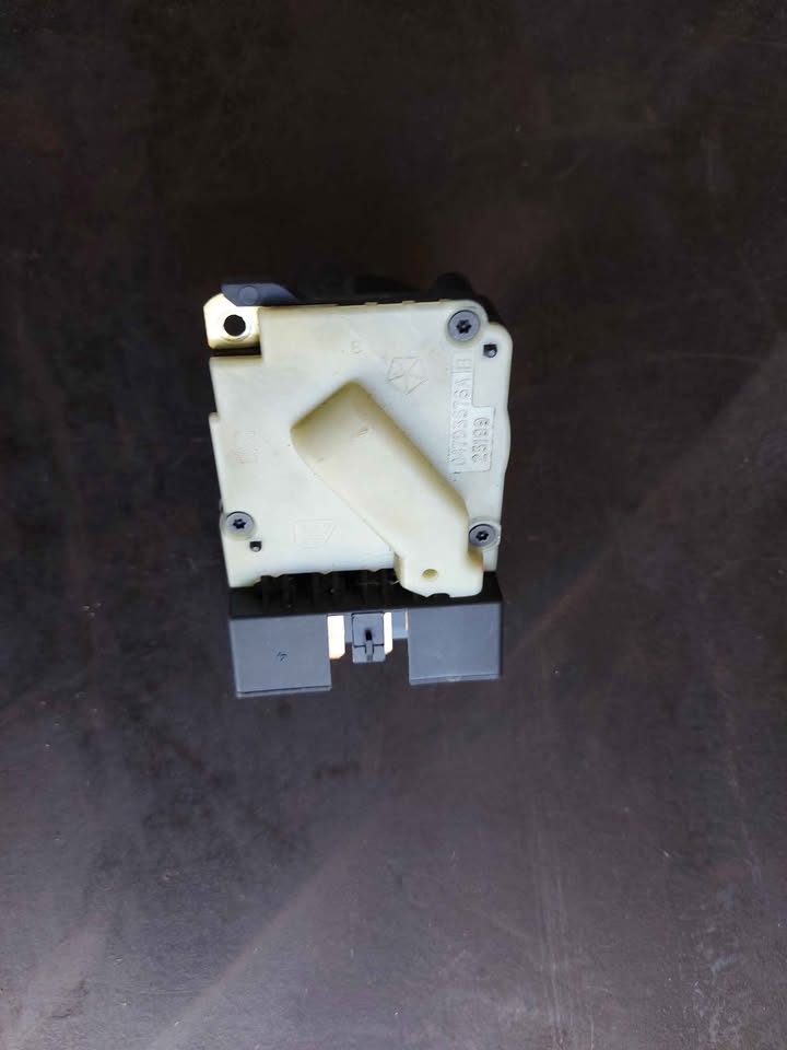 Used Jeep Cherokee KJ Ignition Switch P/N 04793576A