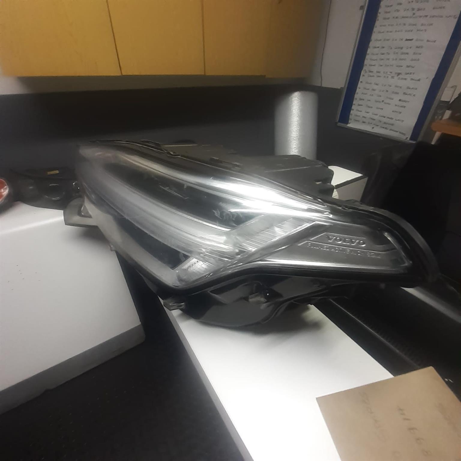 VOLVO XC90 2019 LED LEFT HEADLIGHT FOR SALEV (DELIVERY AVAILABLE COUNTRY WIDE) - Private Seller VOLVO XC90 2019 LED LEFT HEADLIGHT FOR SALEV (DELIVERY AVAILABLE COUNTRY WIDE) - Private Seller