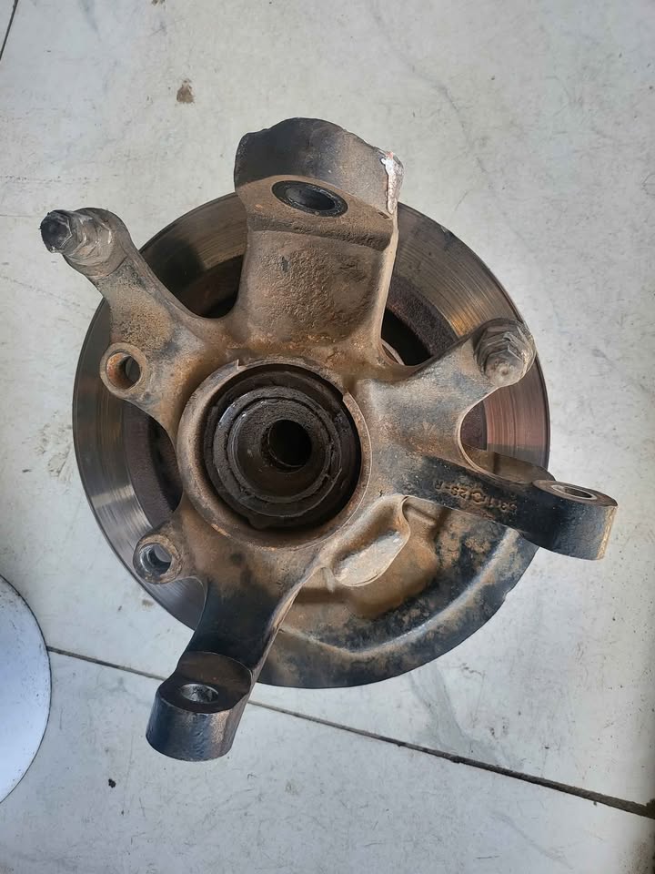 2015 Nissan Np300 4x4 Right bearing carrier for sale.