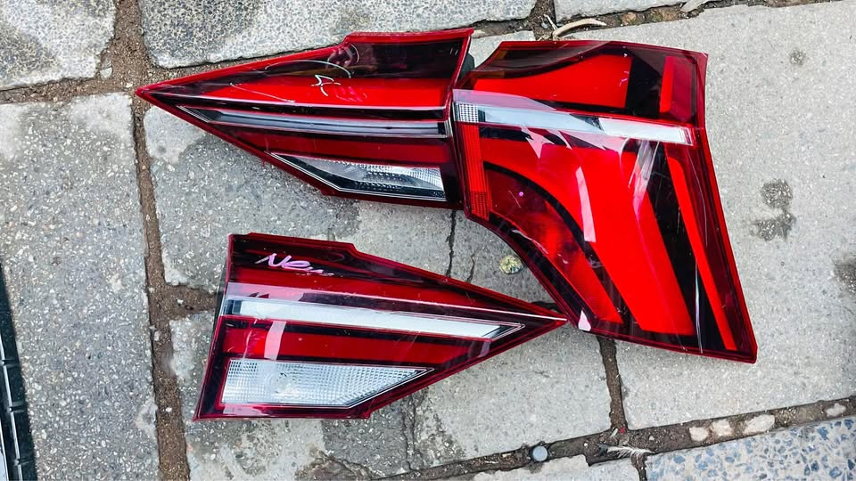 MAHINDRA XUV700 taillights - Private Seller MAHINDRA XUV700 taillights - Private Seller