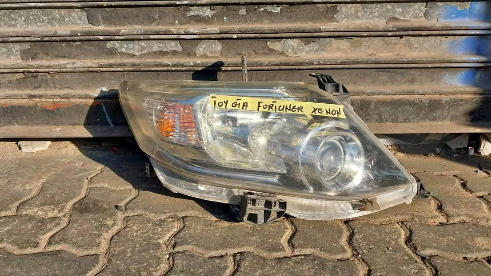 Toyota Fortuner headlight xenon headlight - Private Seller Toyota Fortuner headlight xenon headlight - Private Seller