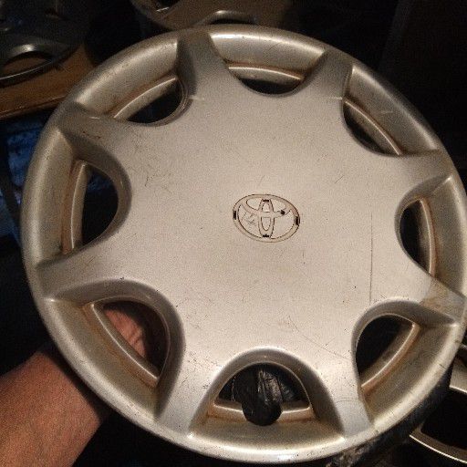 Corolla wheel cap - Private Seller Corolla wheel cap - Private Seller