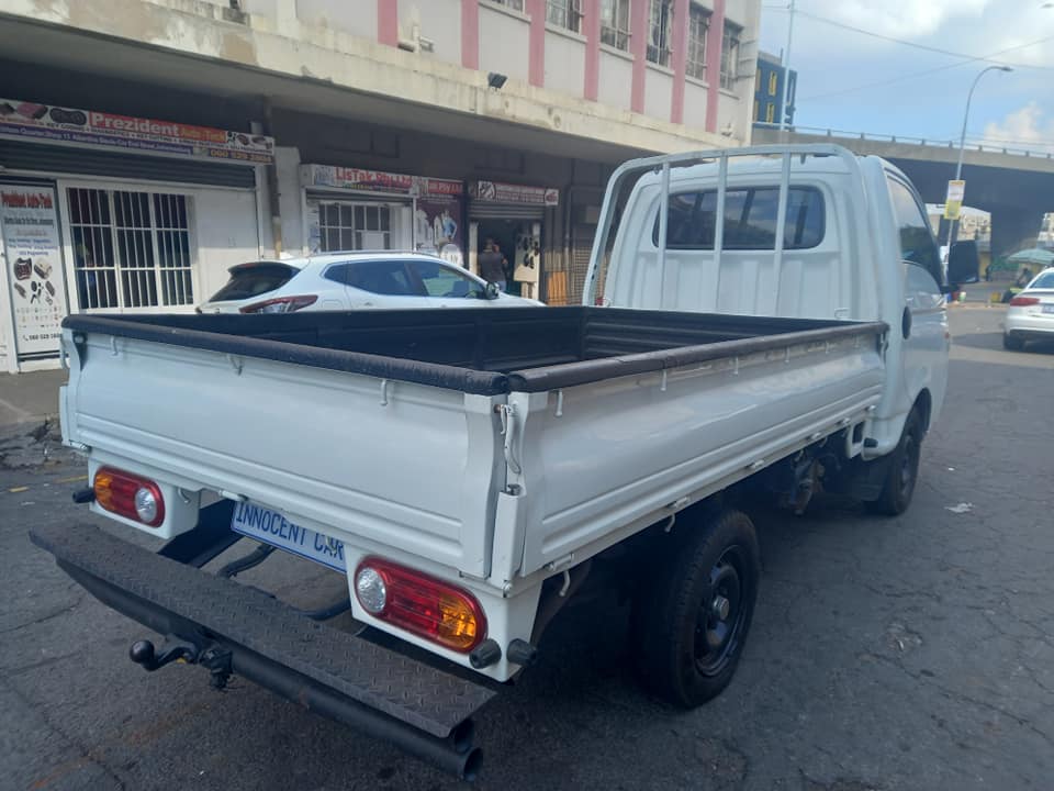 2015 HYUNDAI H100 BAKKIE, 2.6 DIESEL, MANUAL TRANSMISSION, WHITE COLOUR