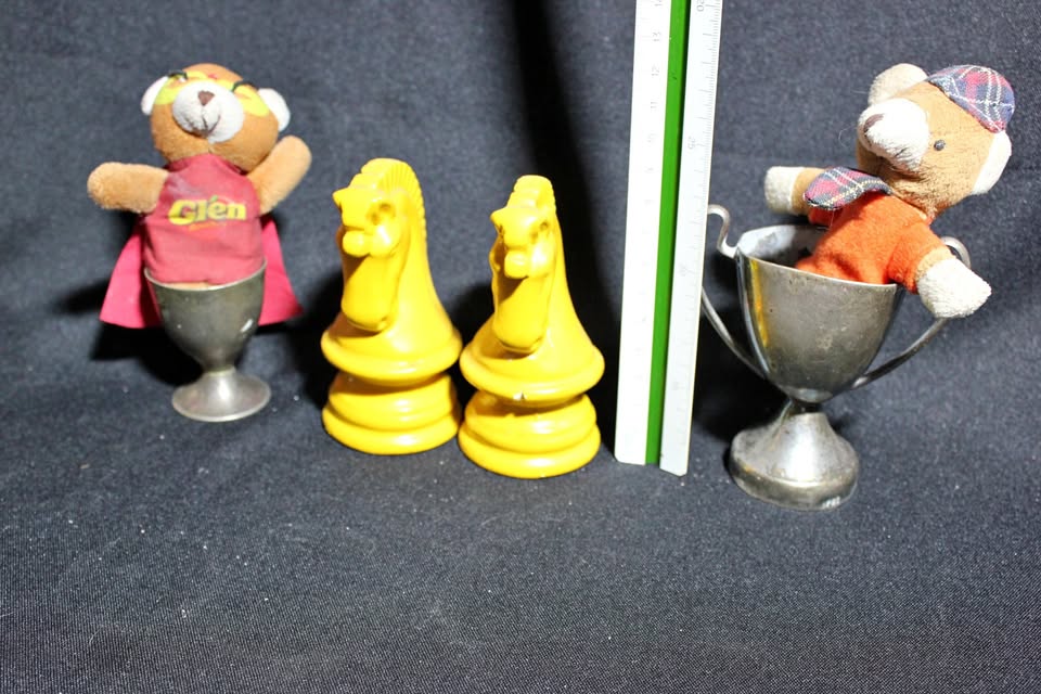 VINTAGE COLLECTABLE HORSE CHESS DESIGN SALT AND PEPPER SHAKERS