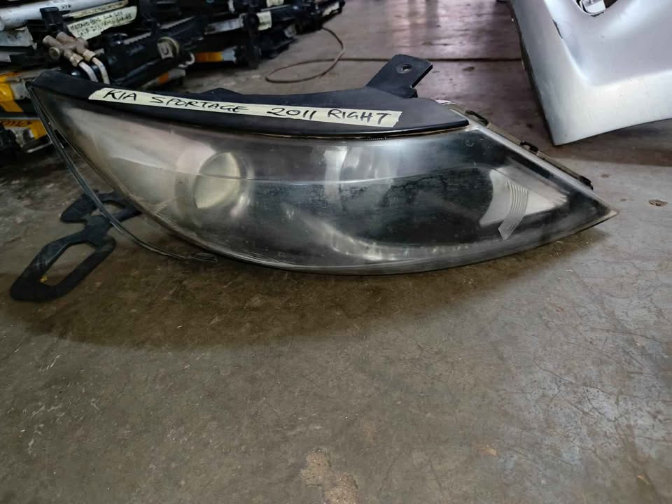 2011 KIA SPORTAGE LEFT HEADLIGHT - Private Seller 2011 KIA SPORTAGE LEFT HEADLIGHT - Private Seller