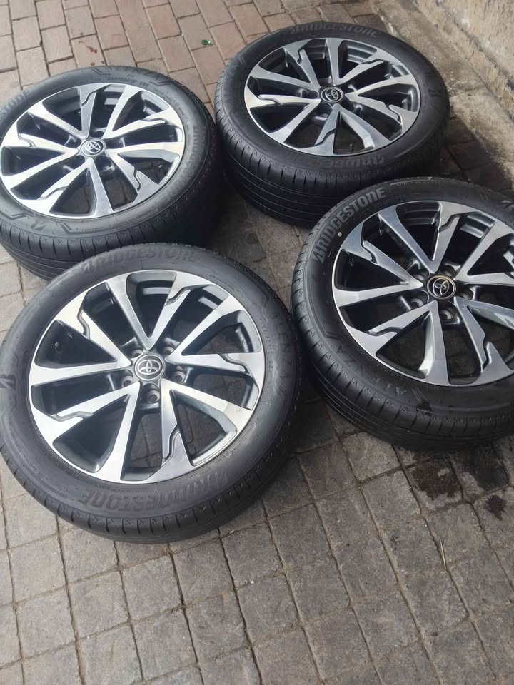 A set of 18inch rims and tyre's for Toyota Cross - Private Seller A set of 18inch rims and tyre's for Toyota Cross - Private Seller