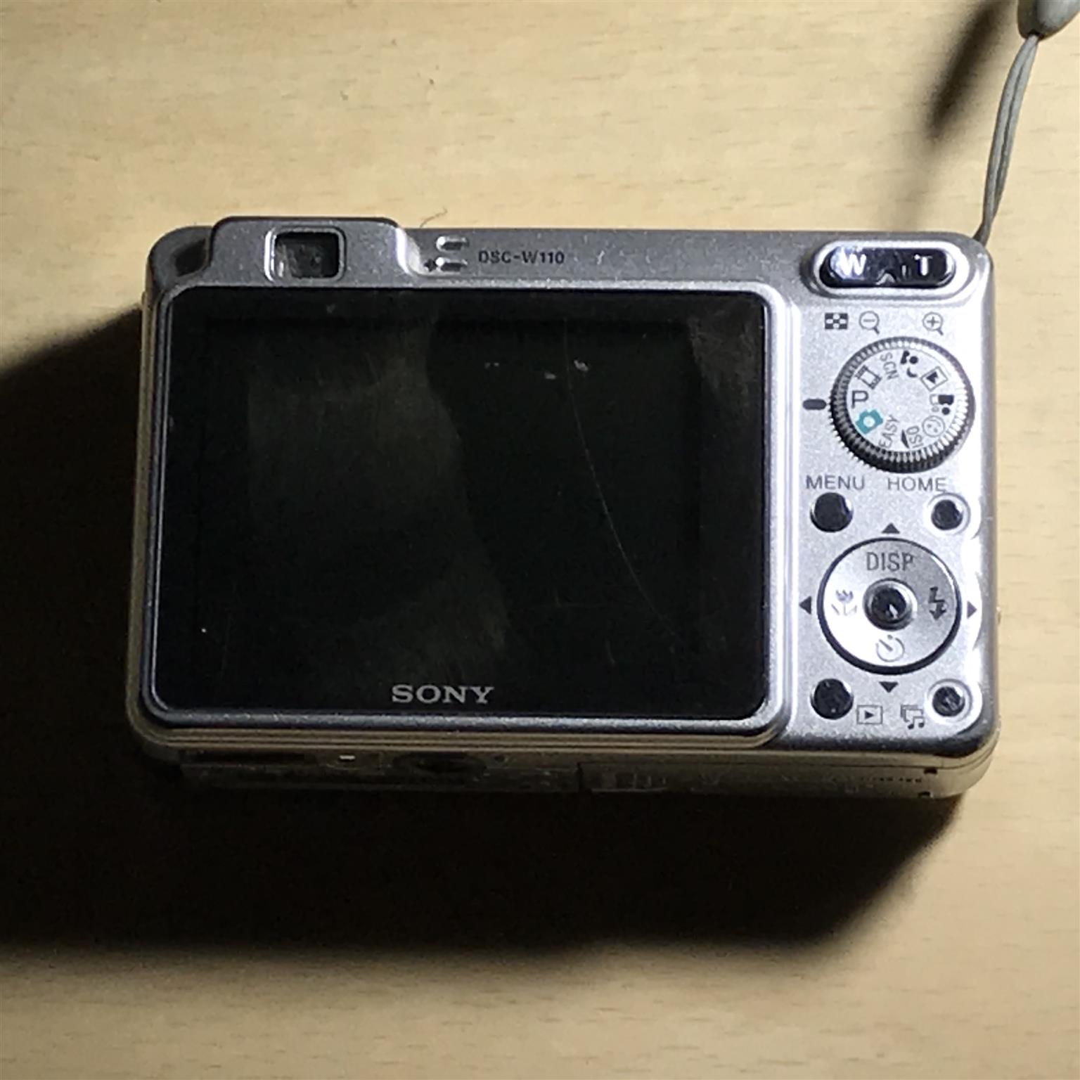 SONY CYBER SHOT   CAN BE SET OR USE AUTO  DIGITAL CAMERHAS AUDA IN VG CONDITION 
