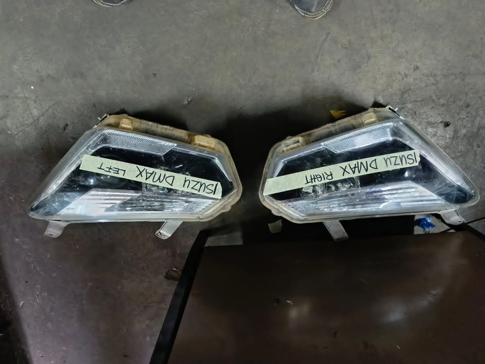 Isuzu D-Max left and right Headlight - Private Seller Isuzu D-Max left and right Headlight - Private Seller