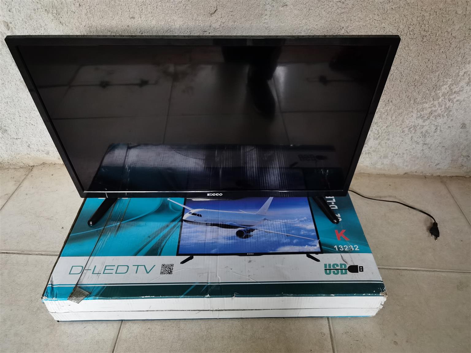 32 inch Ecco tv R1750 comes with wall mount