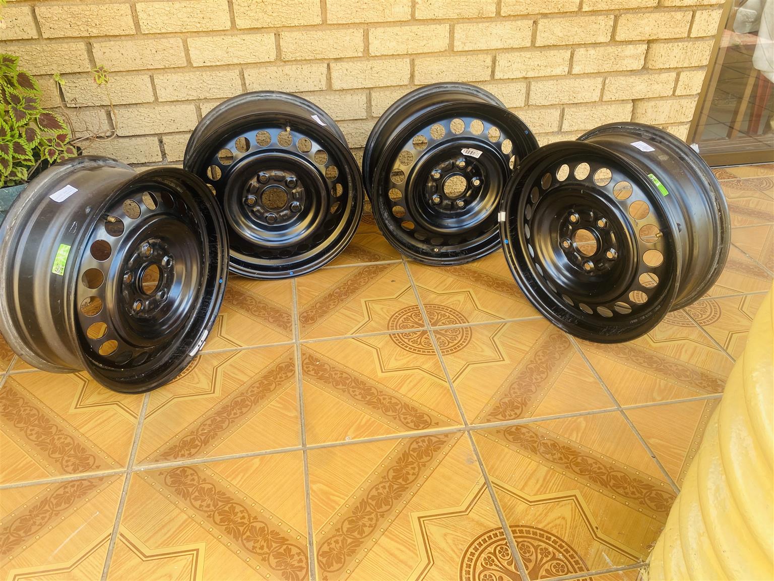 Toyota urban cruiser/Quantum rims(4) And wheel caps(2)
