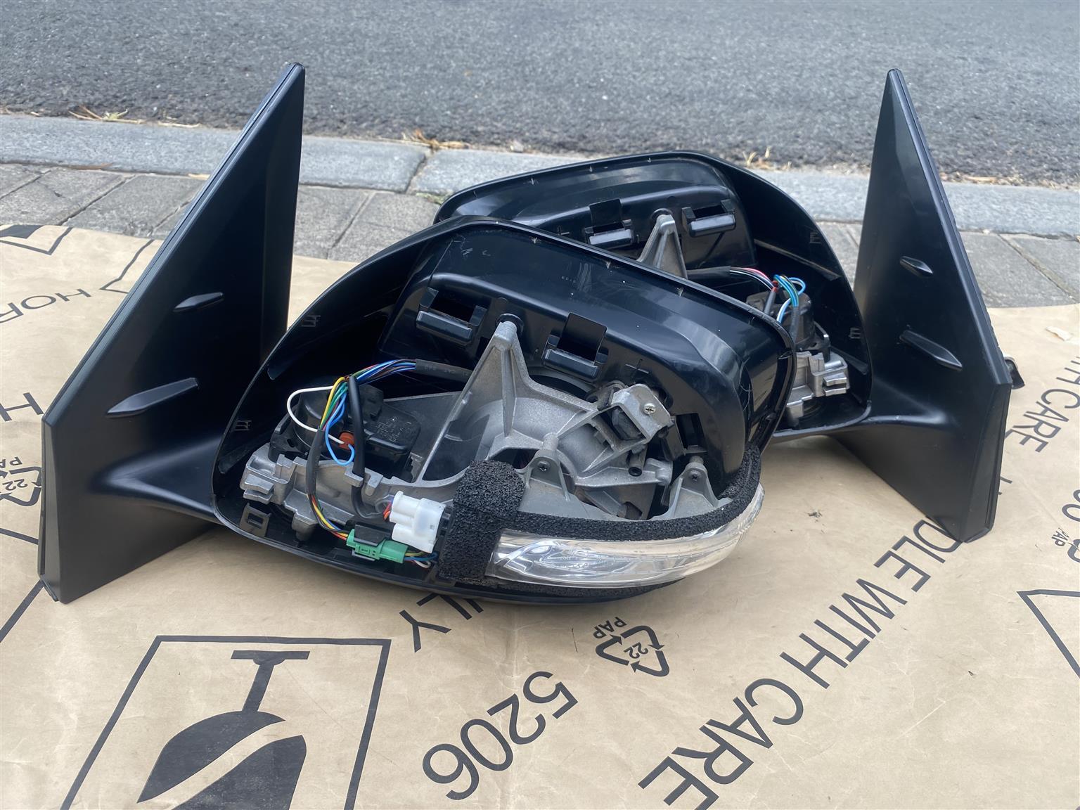 2020 TOYOTA LAND CRUISER ELECTRONIC AUTO-FOLD BLIND SPOT CAMERA MIRRORS FOR SALE - Private Seller 2020 TOYOTA LAND CRUISER ELECTRONIC AUTO-FOLD BLIND SPOT CAMERA MIRRORS FOR SALE - Private Seller