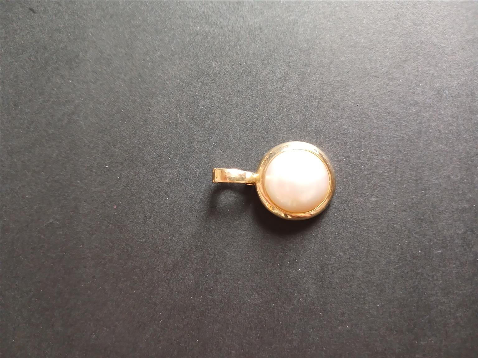 Mabe Pendant set in 9ct gold Mabe Pendant set in 9ct gold