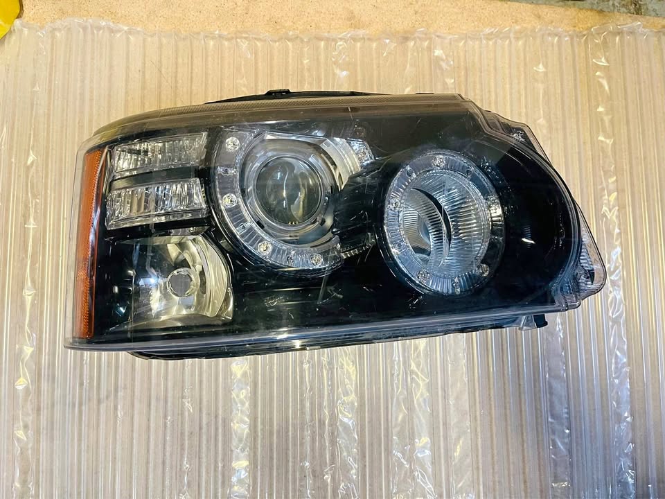 Land Rover Sport L320 RH Headlight HID Xenon Black 2011 - Private Seller Land Rover Sport L320 RH Headlight HID Xenon Black 2011 - Private Seller