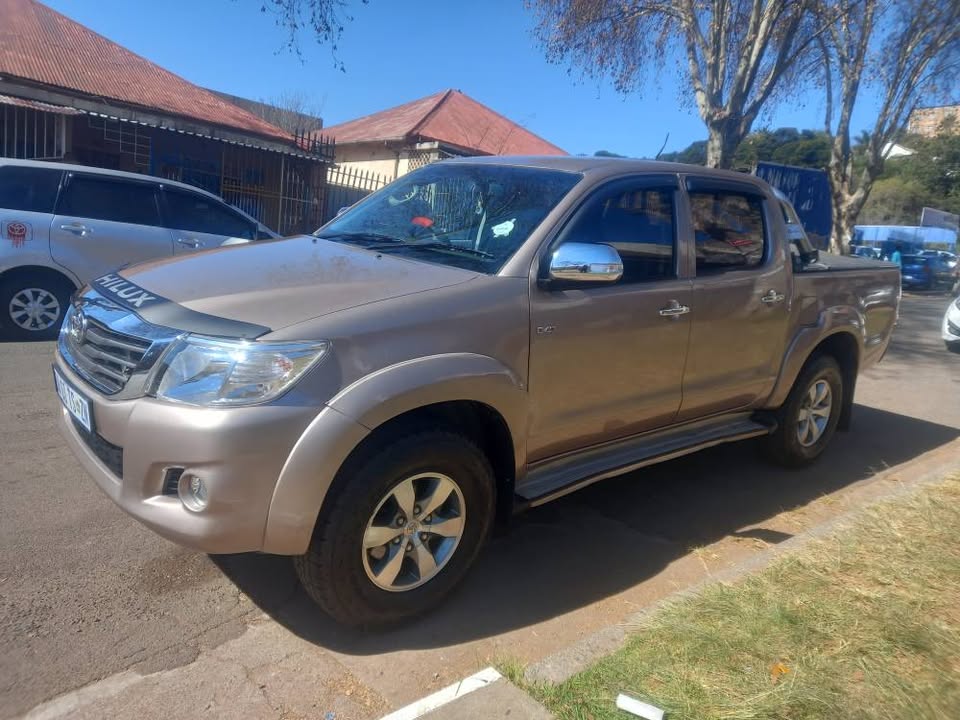 2010 Toyota Hilux Double Cab 2.5 D4D Diesel, Manual, Brown, 99000kms Spare key
