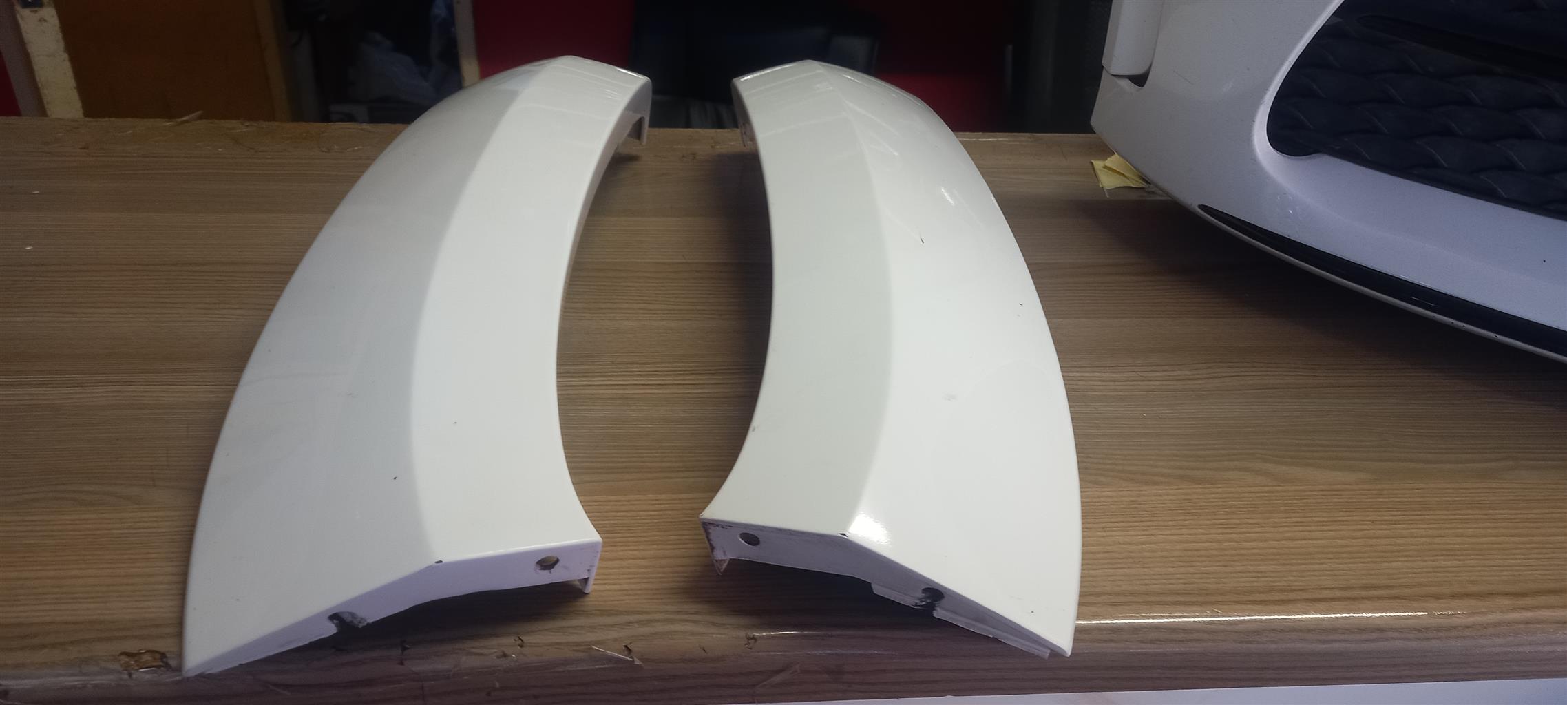 2019 AMAROK WHEEL ARCH LEFT AND RIGHT FOR SALE (WHITE) - Private Seller 2019 AMAROK WHEEL ARCH LEFT AND RIGHT FOR SALE (WHITE) - Private Seller