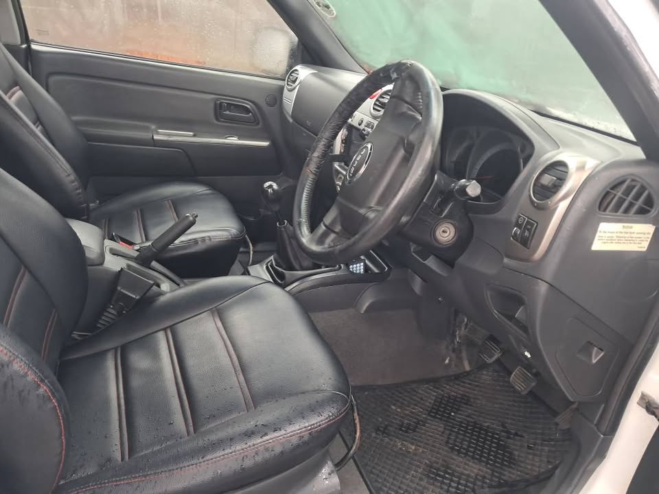 Isuzu KB 300 4x4 Club Cab Bakkie 2010