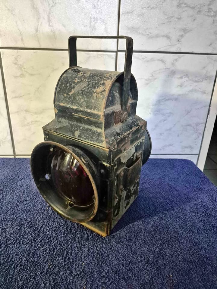 Vintage railway hand signal lamp, also known as a shunter lamp. | Junk ...
