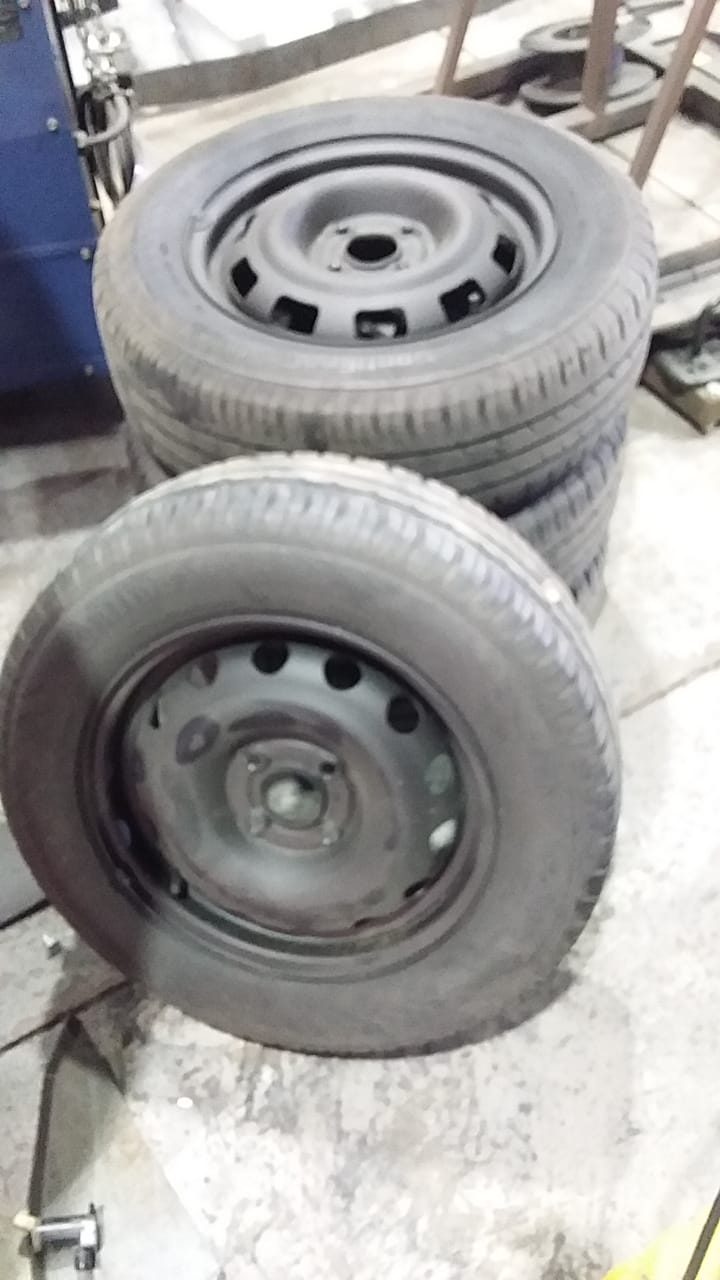 4× 14duim bande met 4 gat Swart Staal rims