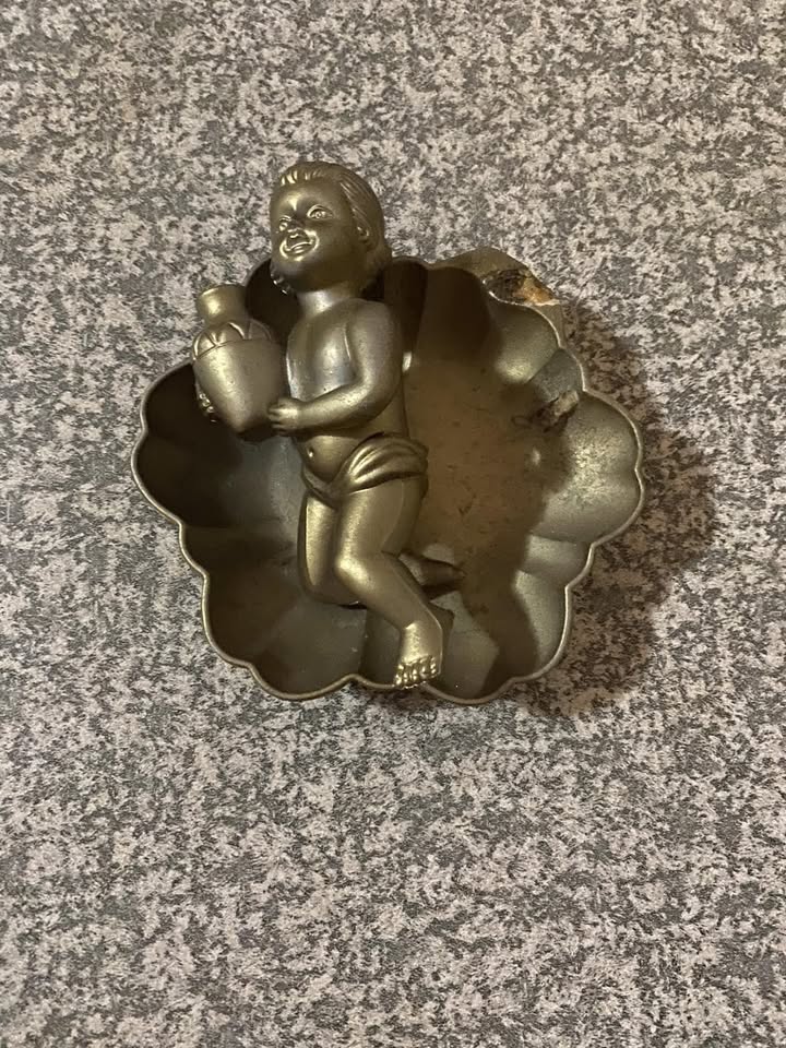 Vintage plastic cherub soap dish