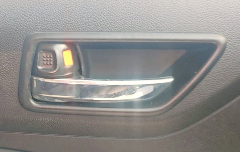 SUZUKI SWIFT LEFT FRONT INNER DOORHANDLE - Private Seller SUZUKI SWIFT LEFT FRONT INNER DOORHANDLE - Private Seller