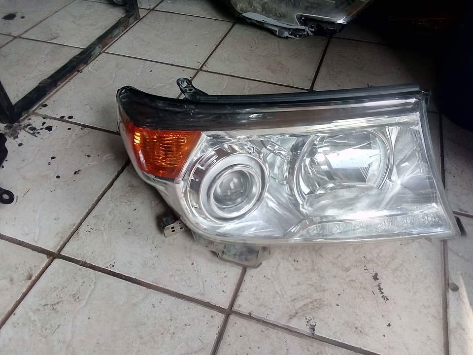 TOYOTA LAND CRUISER HEADLIGHT - Private Seller
