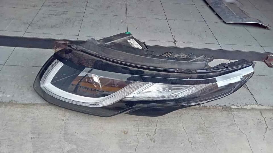 Range rover evoque headlight - Private Seller Range rover evoque headlight - Private Seller