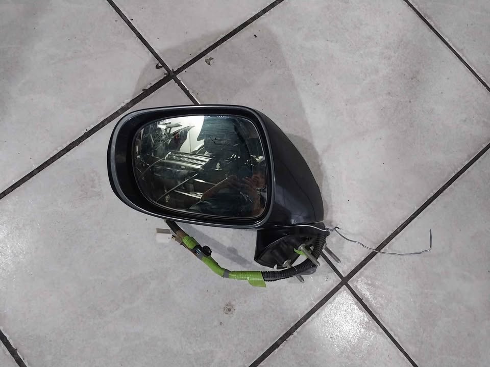 Lexus is mirror - Private Seller