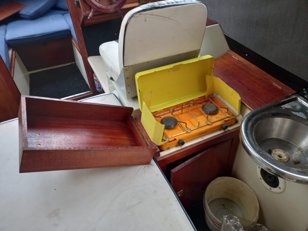 Cabin Cruiser - inboard diesel