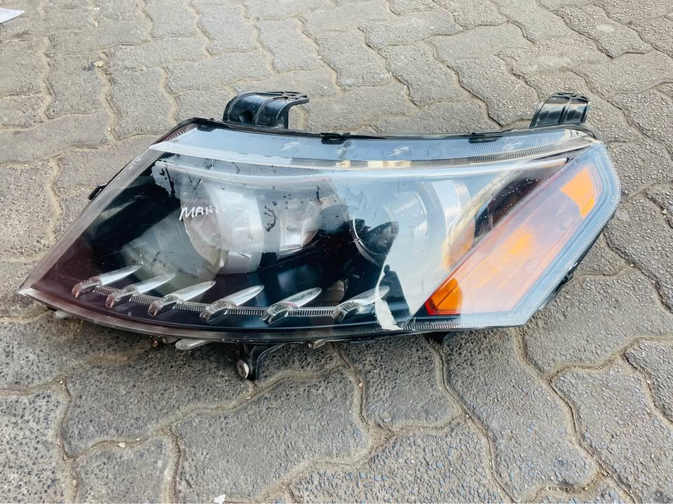 Mahindra XUV500 headlight - Private Seller Mahindra XUV500 headlight - Private Seller