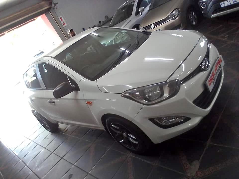 2013 Hyundai i20 1.2 White, Manual, Petrol, Service book