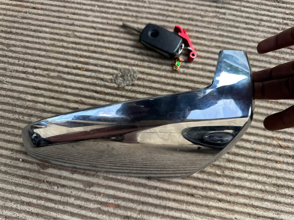 Isuzu dmax 2025 left chrome mirror cover - Private Seller Isuzu dmax 2025 left chrome mirror cover - Private Seller