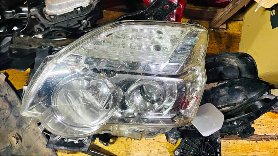 Nissan X-Trail headlight - Private Seller Nissan X-Trail headlight - Private Seller