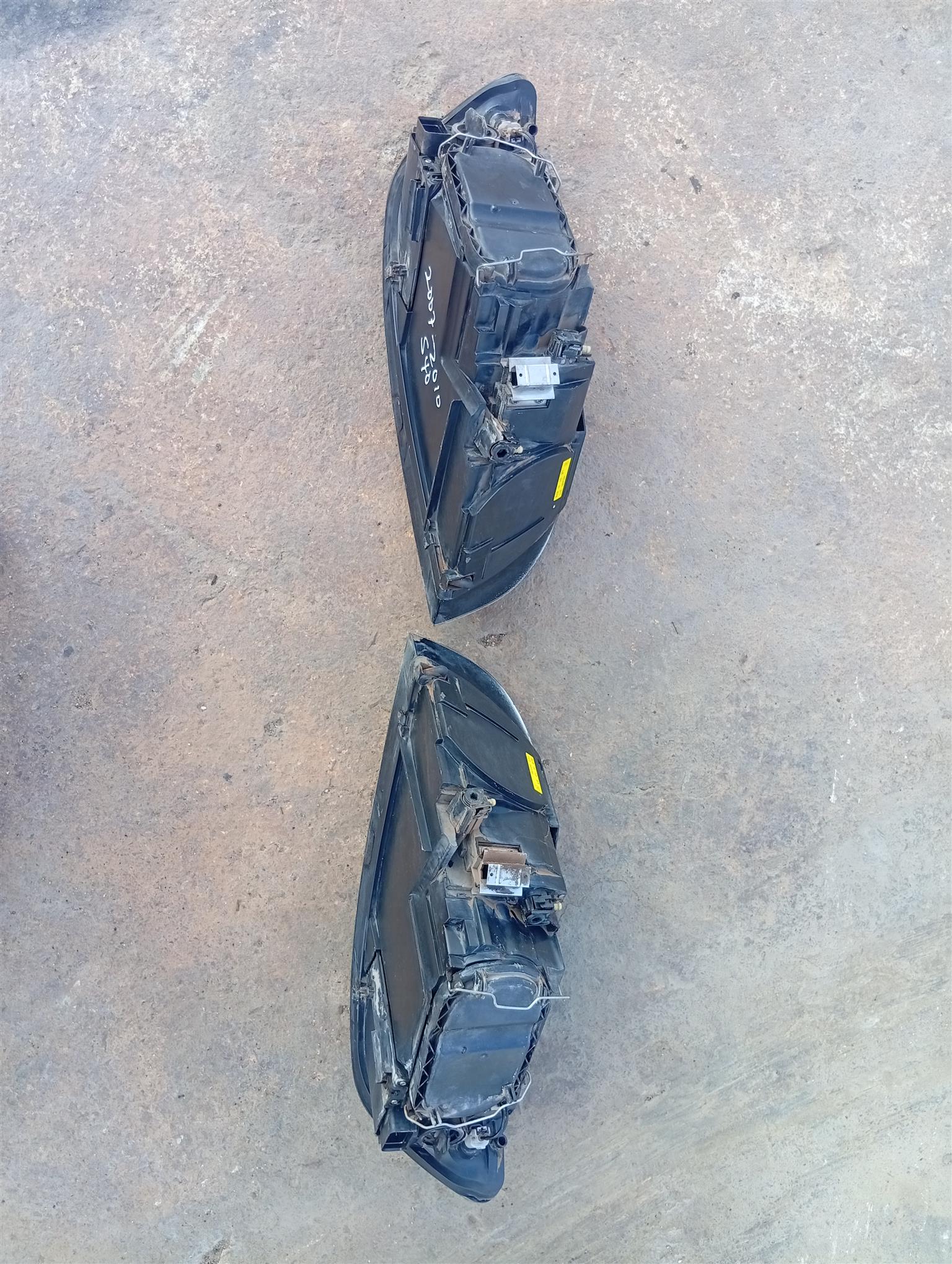 2005-2011 Volvo S40 left and right headlight - Private Seller