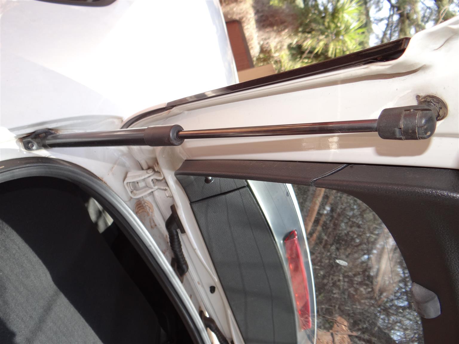 VW Scirocco tailgate gas struts