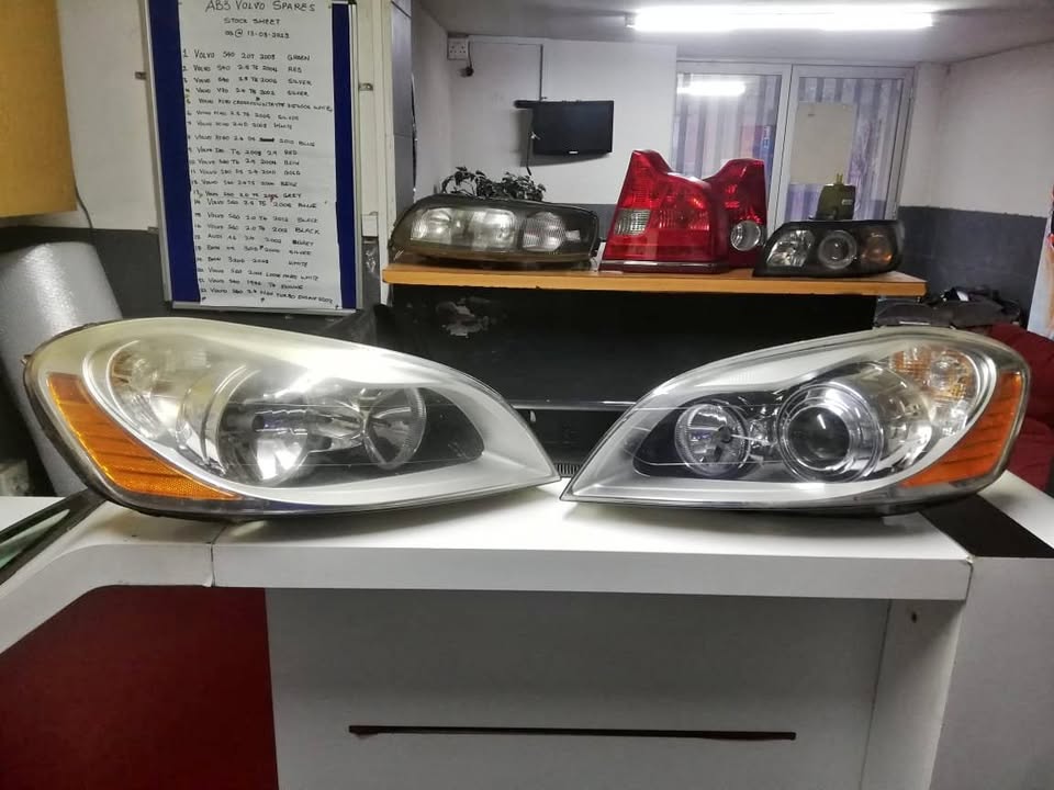 VOLVO XC60 2012 XENON AND NON XENON HEADLIGHT FOR ALE - Private Seller VOLVO XC60 2012 XENON AND NON XENON HEADLIGHT FOR ALE - Private Seller