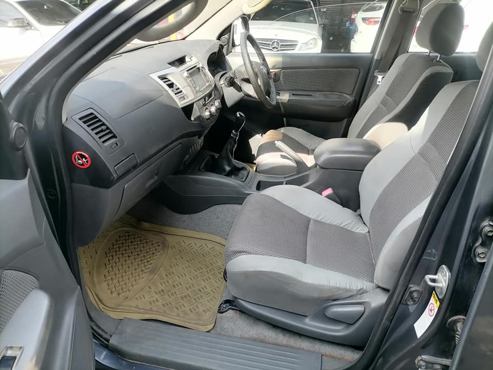 2012 Toyota Hilux 3.0 D4D 4x2 Double Cab leather seat