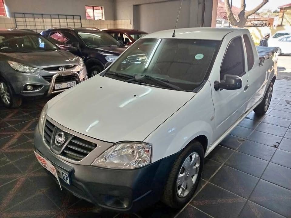 2016 Nissan np200 1.6i Manual Sparekey White color  109000km