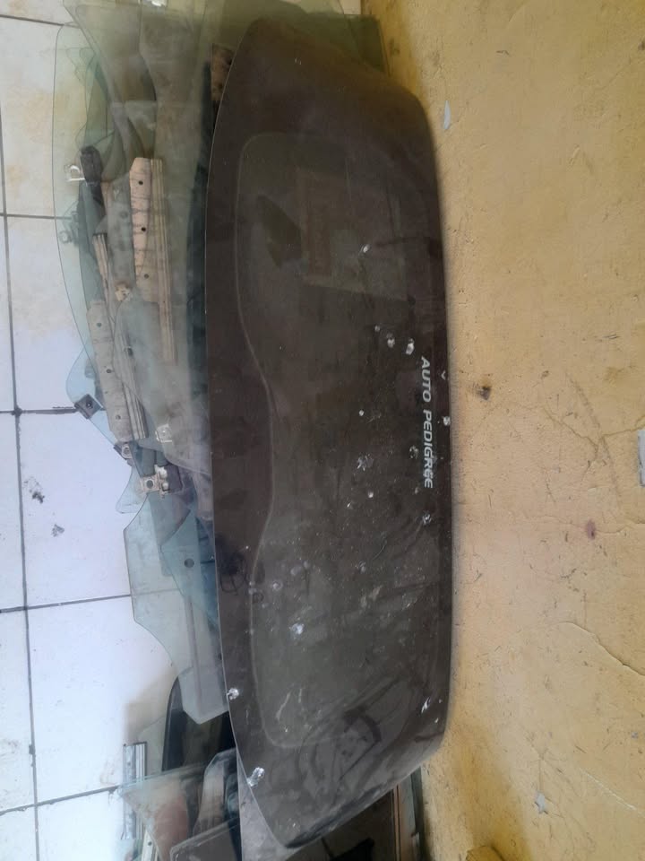 RENAULT TRIBER BACK GLASS AVAILABLE - Private Seller