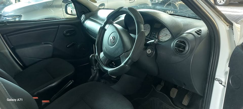 Nissan Np200 1.6 With Canopy Manual petrol