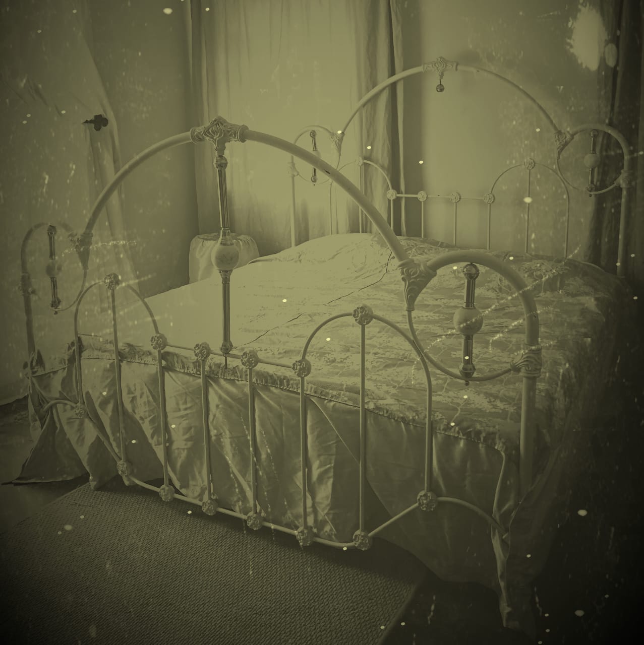 King Size Vintage Brass, Porcelain + Steel Bed+Mattress King Size Vintage Brass, Porcelain + Steel Bed+Mattress