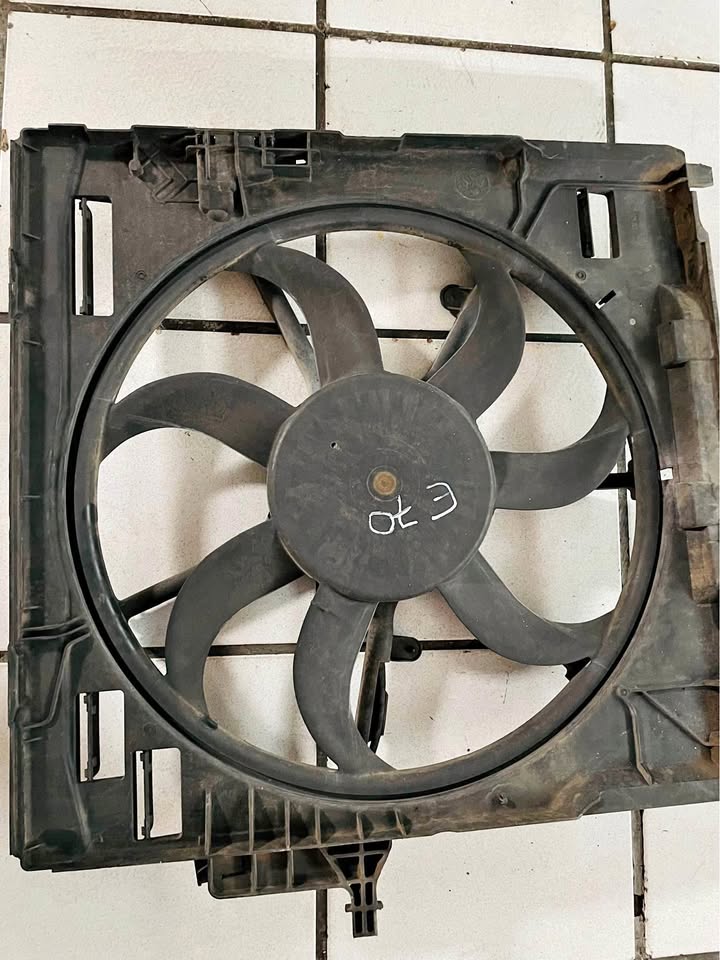 BMW E70 X5 fan for sale call or WhatsApp - Private Seller
