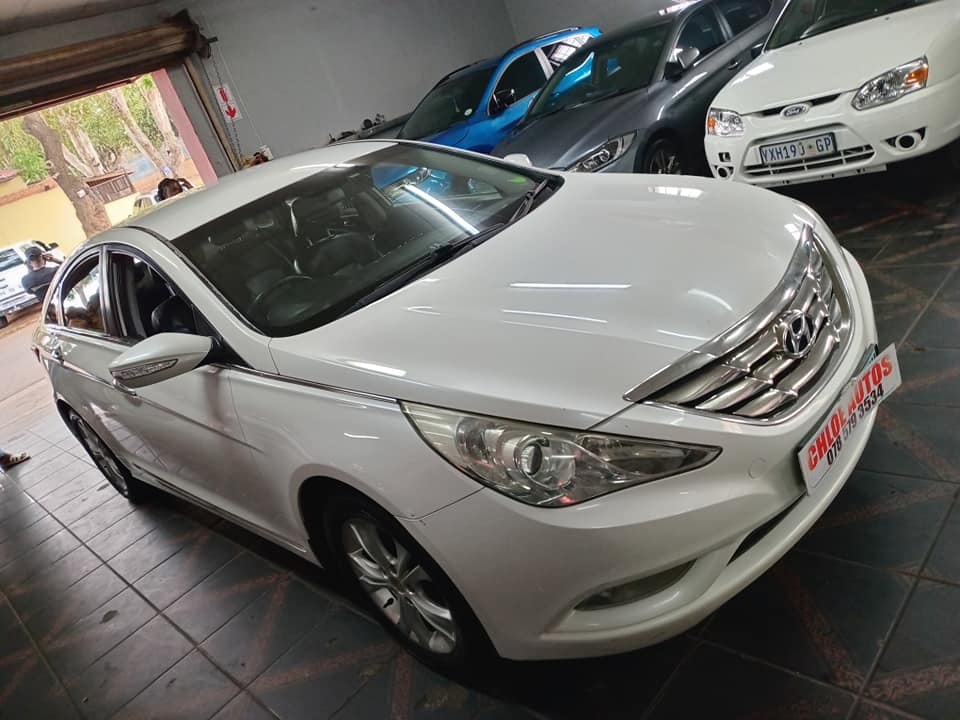 2012  Hyundai Sonata 2.4  88 000km white  Automatic  leather interior