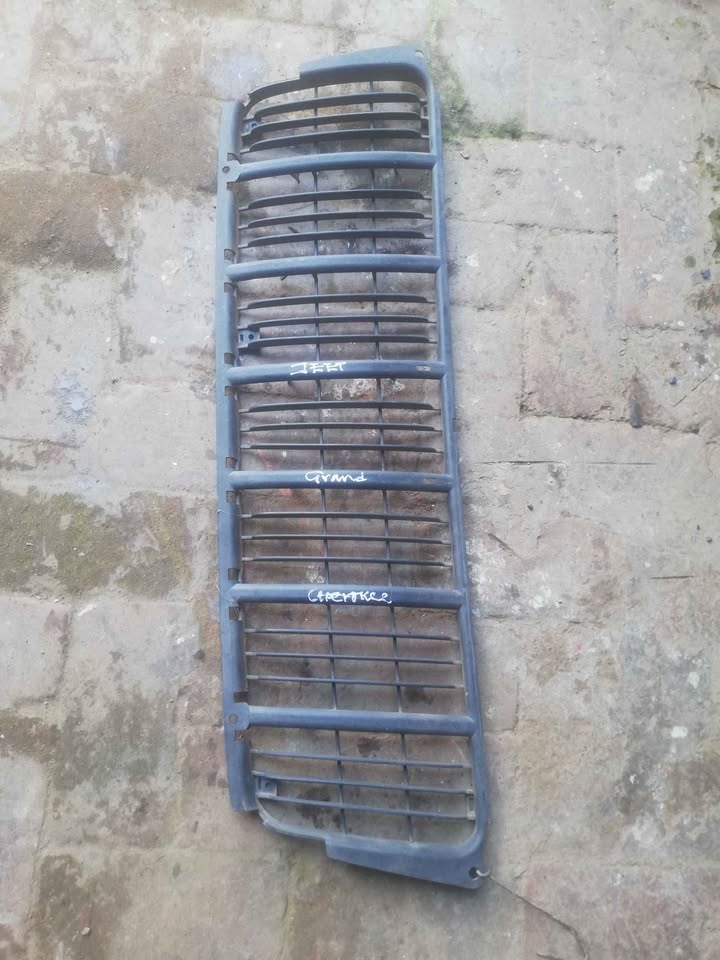 JEEP GRAND CHEROKEE FRONT BUMPER GRILL FOR SALE °¬° DELIVERY AVAILABLE COUNTRY WIDE °¬° - Private Seller