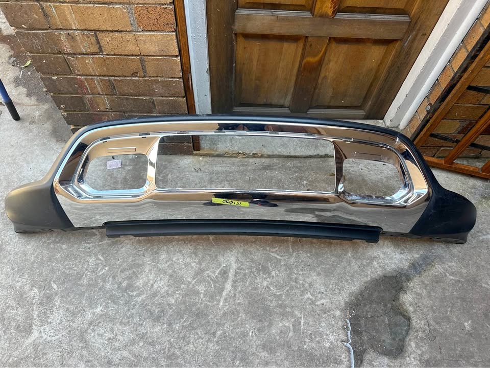 Jeep grand Cherokee front bumper spoiler with lower chrome - Private Seller Jeep grand Cherokee front bumper spoiler with lower chrome - Private Seller