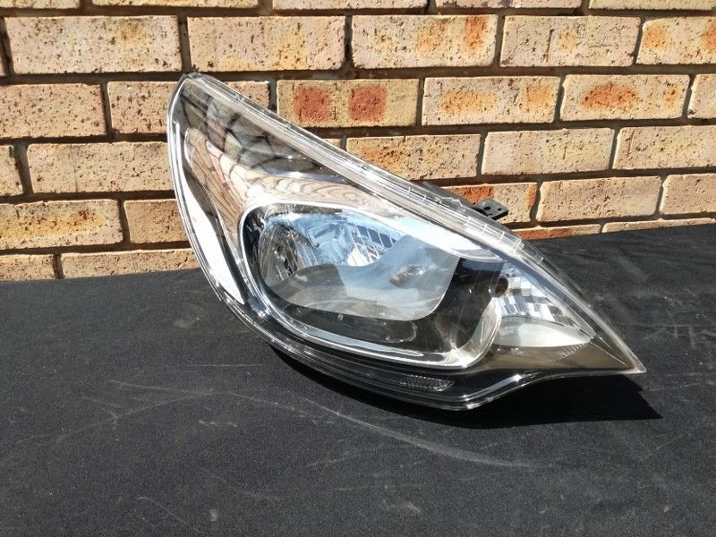 Kia Rio Facelift Sedan Headlight Right Side - Private Seller Kia Rio Facelift Sedan Headlight Right Side - Private Seller