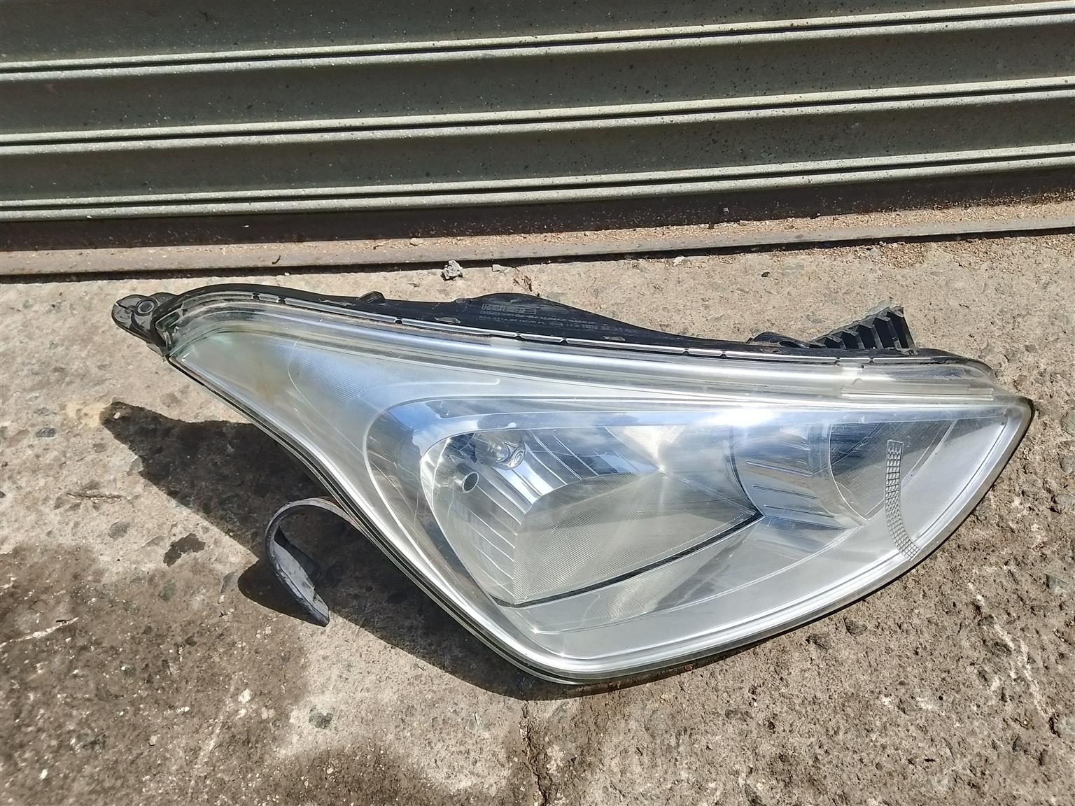 Hyundai i20 headlight right side - Private Seller Hyundai i20 headlight right side - Private Seller
