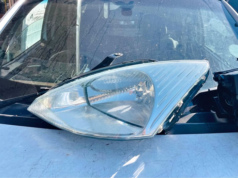 Ford Focus headlight 2000/02 - Private Seller Ford Focus headlight 2000/02 - Private Seller