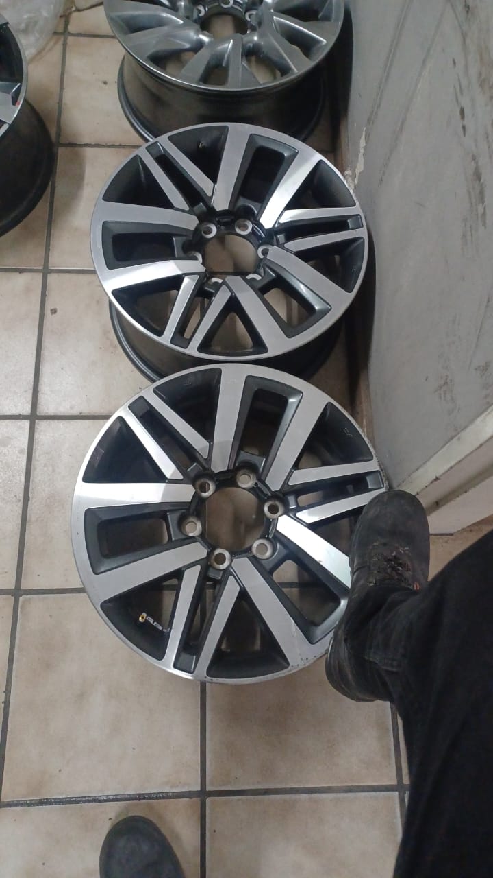 18inch Toyota Hilux/Fortuner original mag to use for spare - Private Seller 18inch Toyota Hilux/Fortuner original mag to use for spare - Private Seller